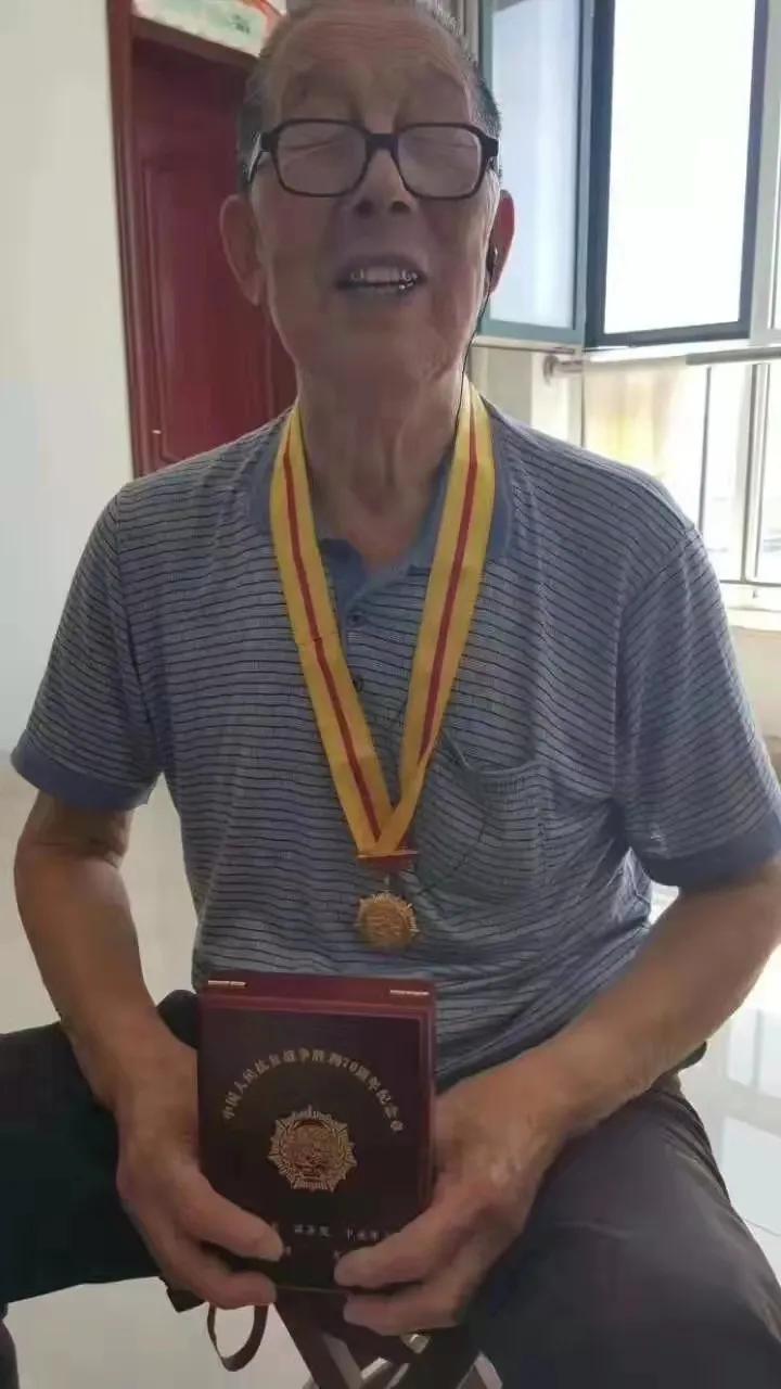 父亲的遗物留下一本残书,父亲的遗物中发现枪支