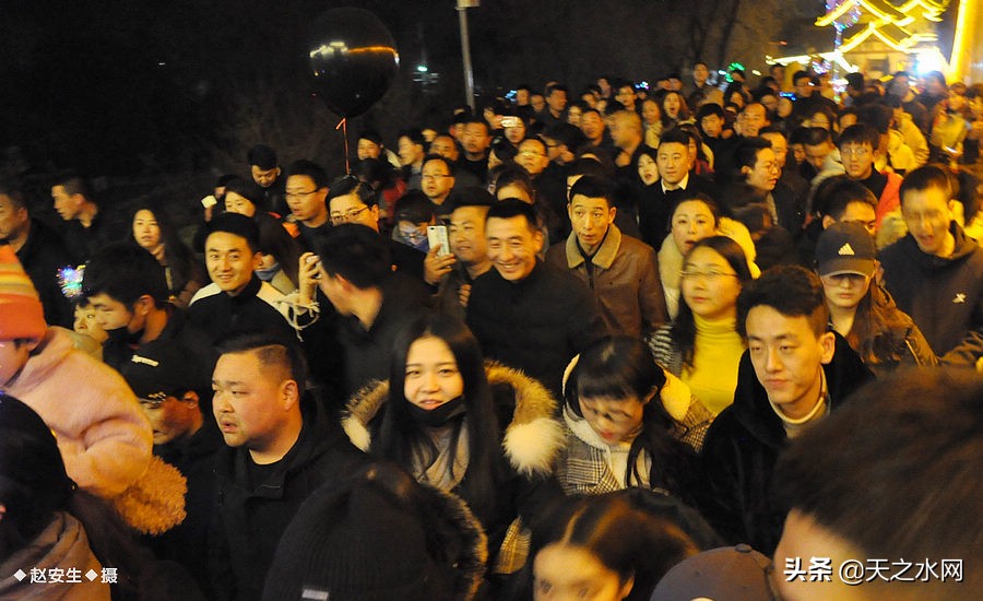 甘肃天水数万民众“上九朝观”祈福纳祥争烧头柱香!(组图)