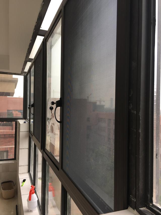 夏天防蚊虫用什么最合适？装纱窗纱门的学徒说了内幕，别再选错了