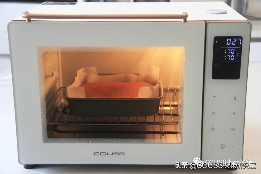 让密集恐惧症集体绕道的蜂巢蛋糕