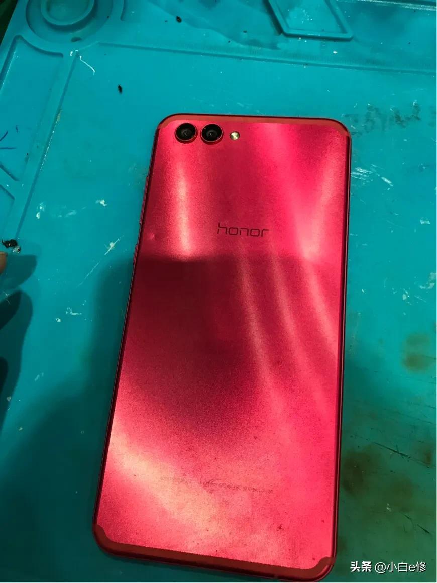 荣耀v10换外屏后出现黑点,荣耀v10换屏幕总成出现花屏