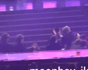 爱豆歌谣大赏,盘点韩国爱豆舞台摔倒瞬间