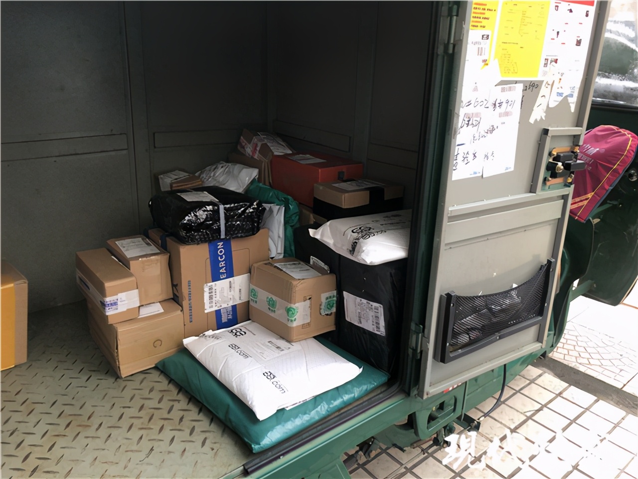 80后邮政快递之星,江苏盐城快递小哥