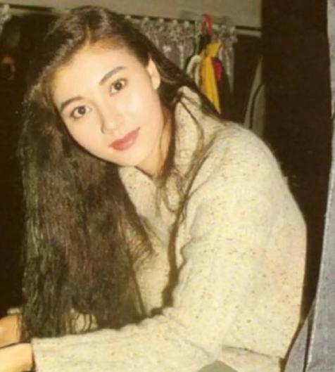 李嘉欣关之琳两位美人,关之琳跟李嘉欣是同一届港姐吗