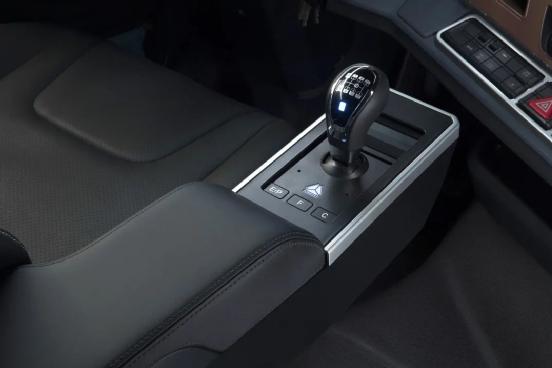 重汽豪沃单驱牵引车国六最新款,不挑油的汽车