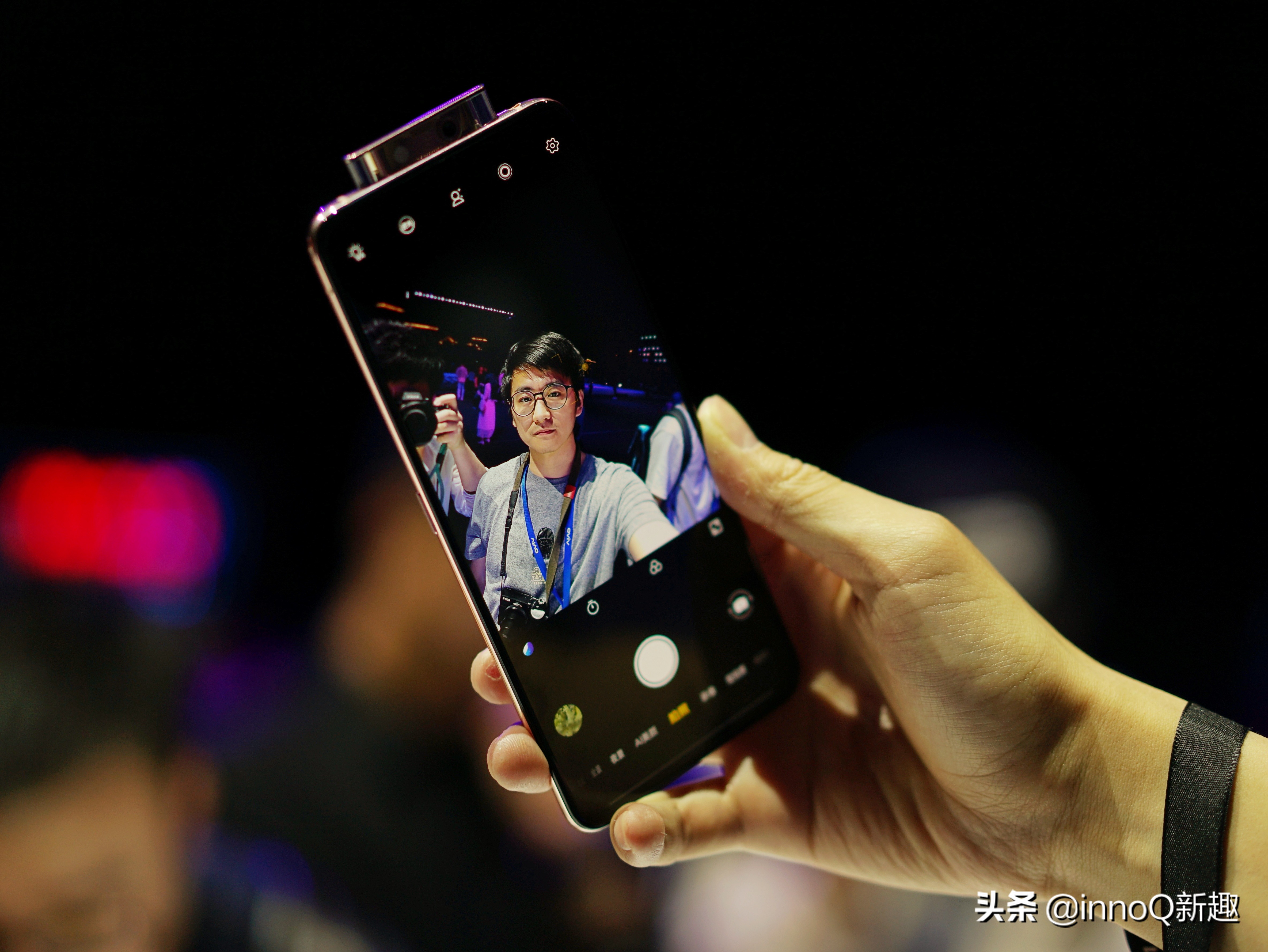 看！这部手机真的完整诠释了什么叫『五彩斑斓的黑』