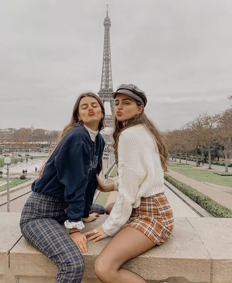 欧阳娜娜沉迷校服,欧阳娜娜优衣库水桶包