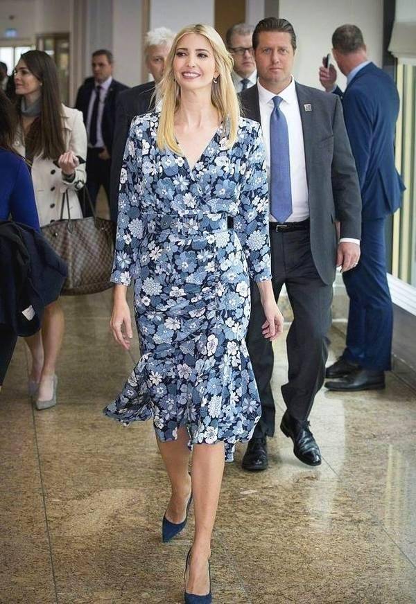 39岁伊万卡穿“金箔裙”亮相,勒出副乳真尴尬,都是太丰满惹得祸