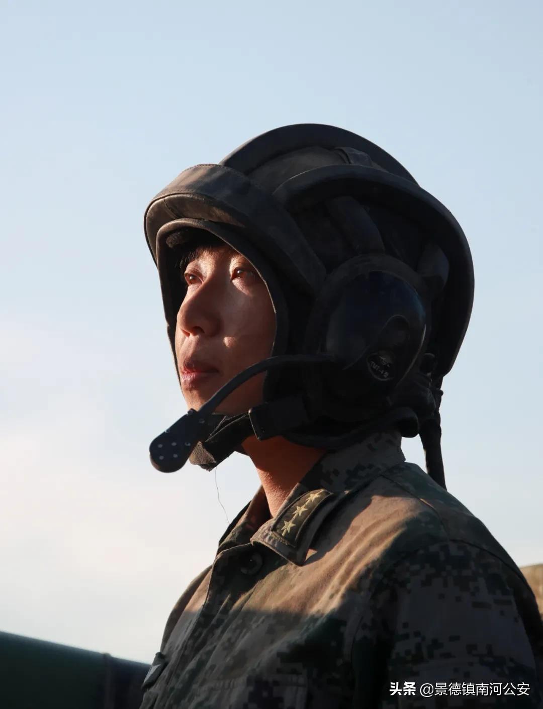 马和帕丽：“天山之花”，在铁甲洪流中绽放