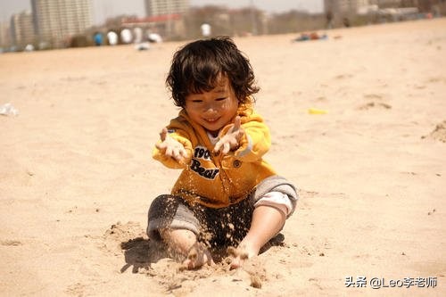两岁孩子拧开了牙膏盖玩起了牙膏,宝妈这样做,绝了
