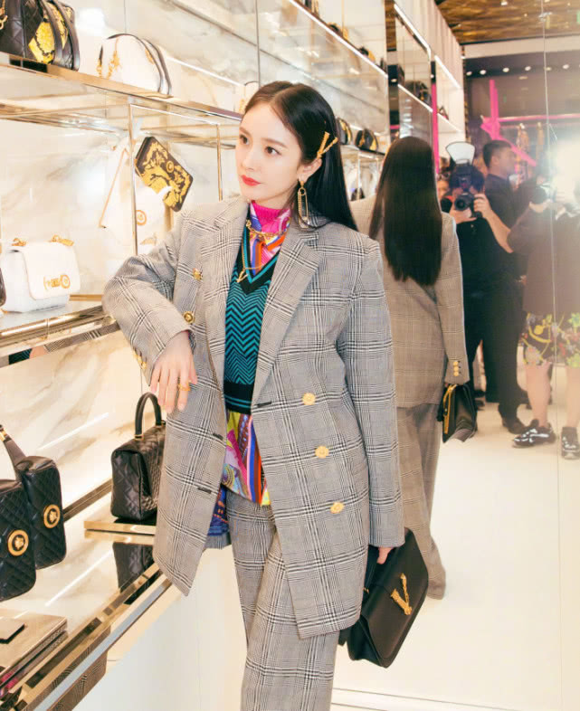 杨幂穿纪梵希小白鞋,杨幂givenchy靴子