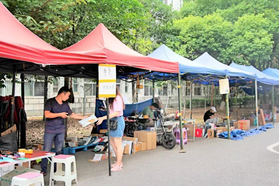 武昌这所低调的大学坐拥一线江景,教学楼窗外就是黄鹤楼