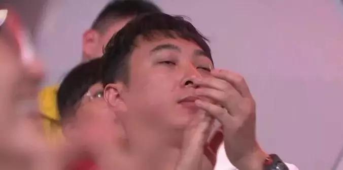 王一博和大张伟戴发带的照片,王一博耍帅大张伟