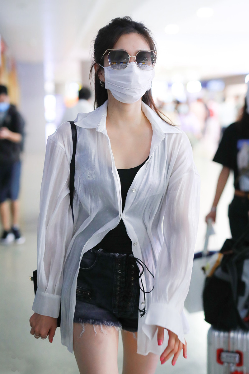 江疏影皮衣配衬衫耍酷,女士的法则江疏影绿衬衫