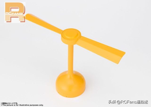 哆啦a梦竹蜻蜓玩具放在帽子上,哆啦a梦竹蜻蜓飞行