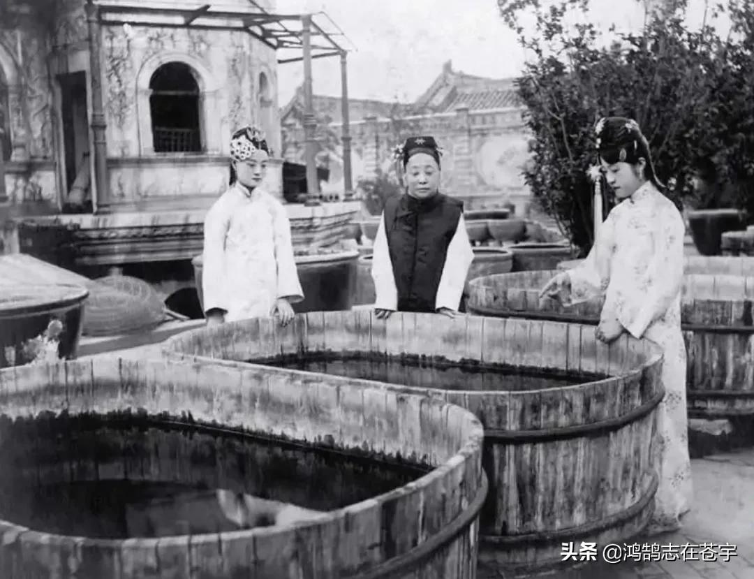 清末照片：抱娃的年轻女子，一身赘肉的八旗后裔，三代人的全家福