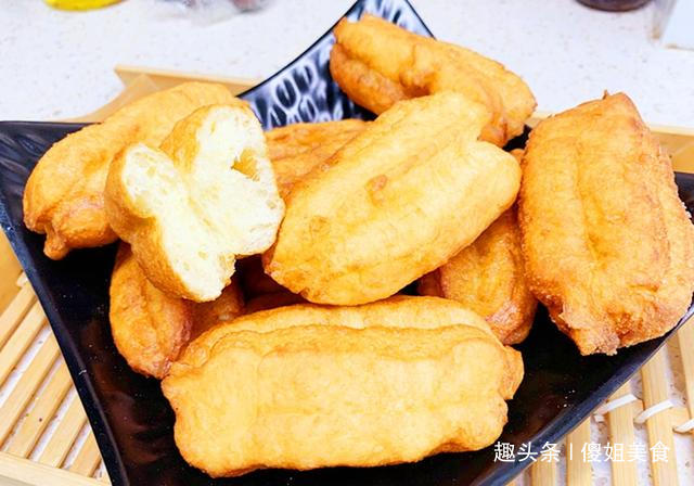 炸油条和面时可以加白糖和鸡蛋吗,面粉炸油条的做法家庭版