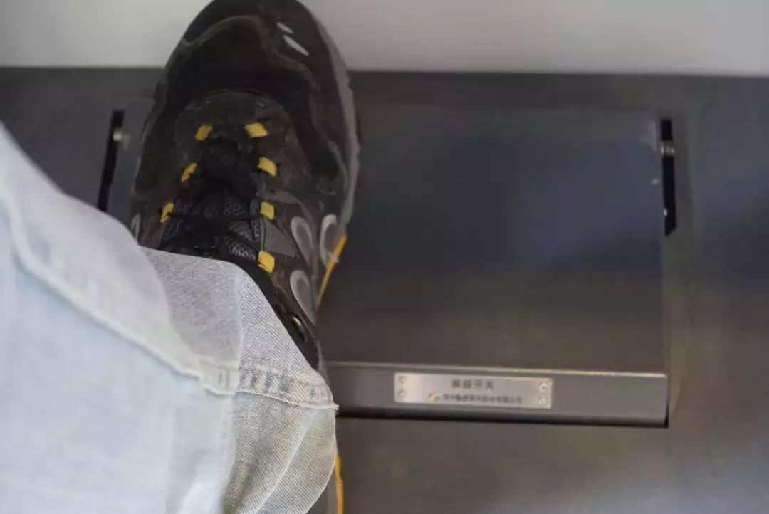 他手握7本火车驾照，却拿不到小客车驾照？因为……