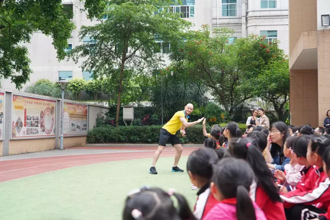 钱塘小、中山小千人晨会，看约克英语外教如何轻松hold住全场！