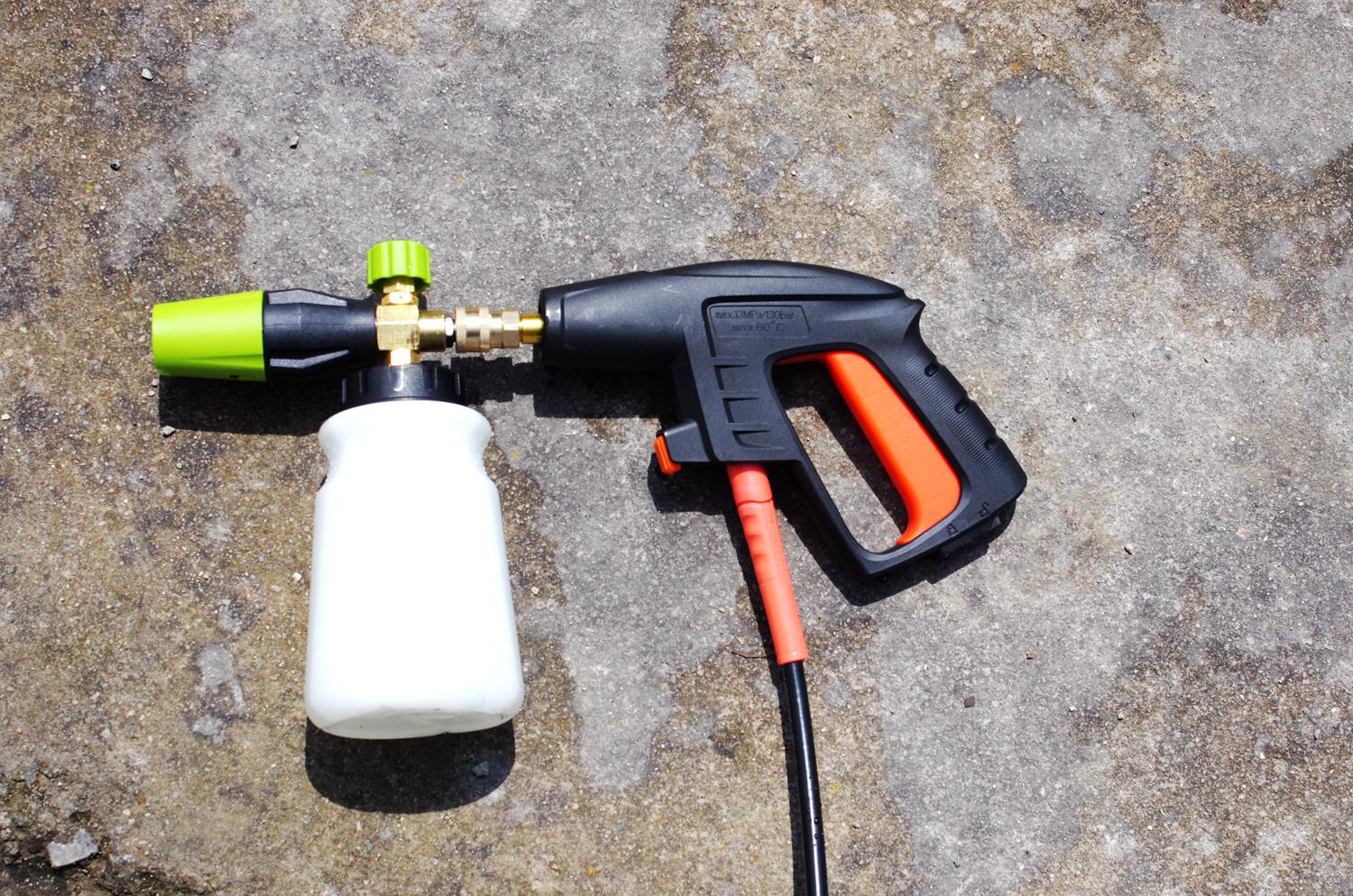 汽车布座椅有污渍怎么清洗,白色汽车上有黑色污渍怎么清洗