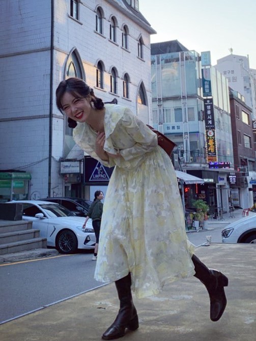 金泫雅演绎2020复古牛仔造型时尚,金泫雅babe碎花裙