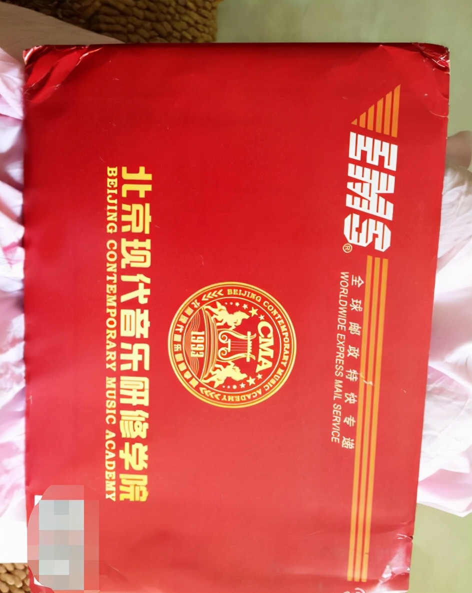 当年坐在宝马车上哭的女孩嫁了吗,宁愿坐宝马里哭的网红马诺