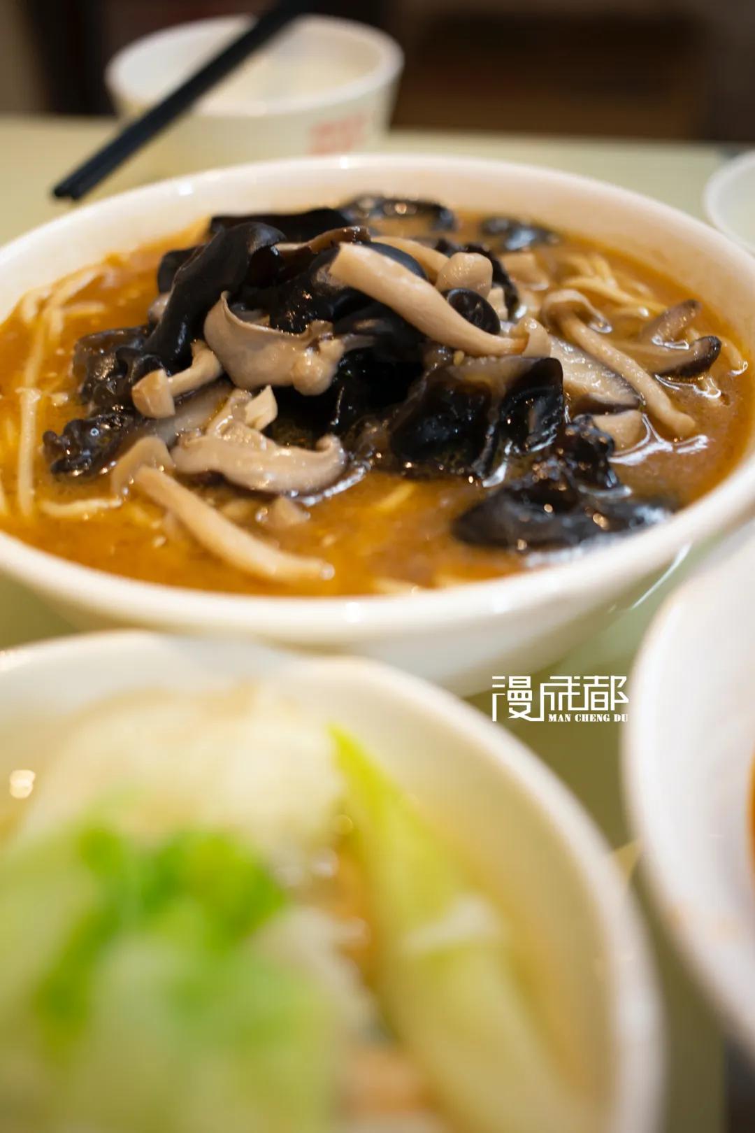 两个七旬老人开一家面馆,两老人开了30年店