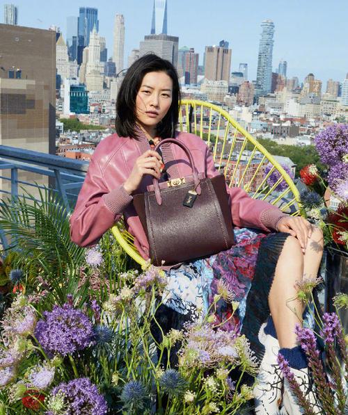 承包千万少女轻奢梦的蔻驰，凭什么做到这点？