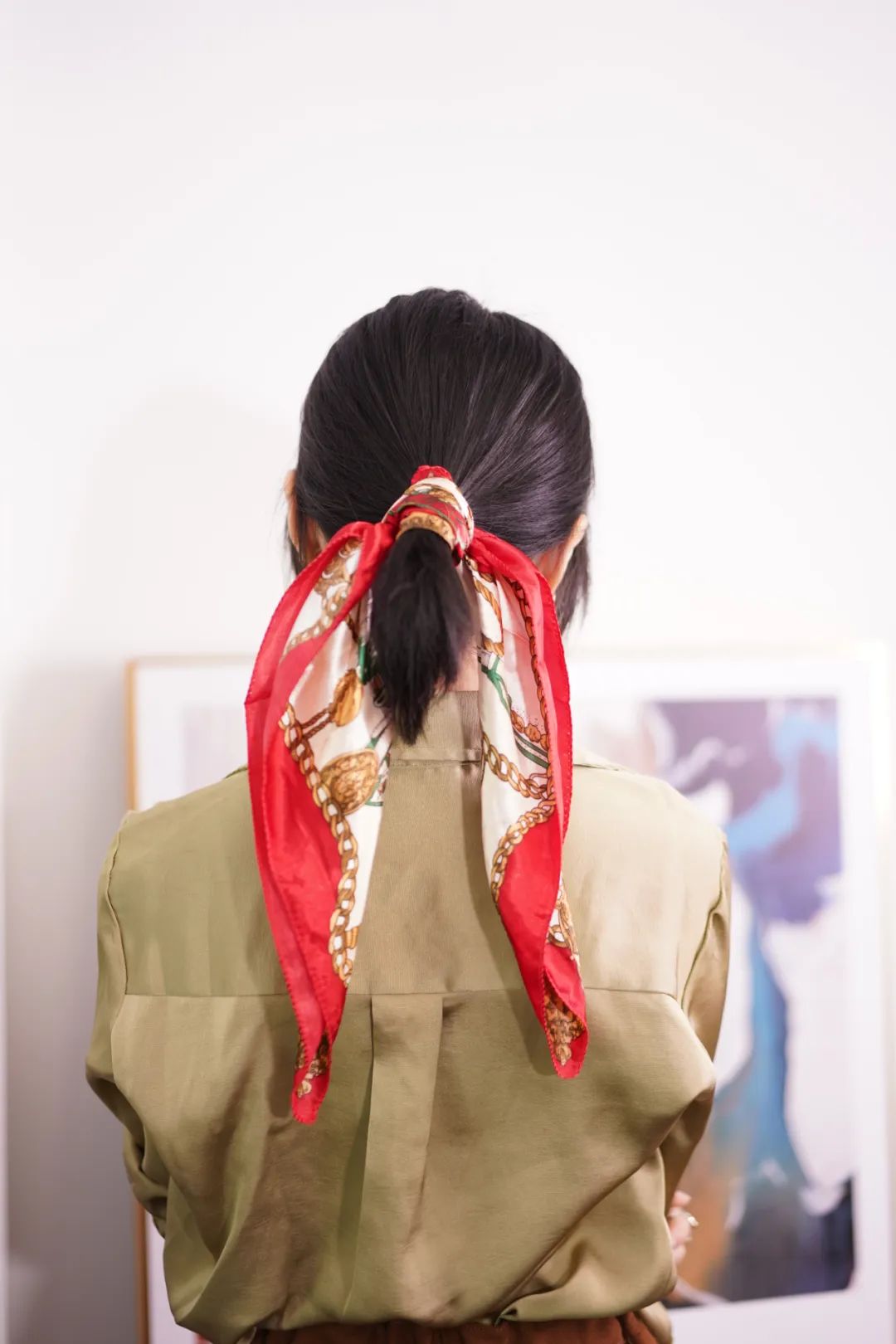 丝巾的5种时髦系法学起来,春季丝巾系法大全搭配大衣