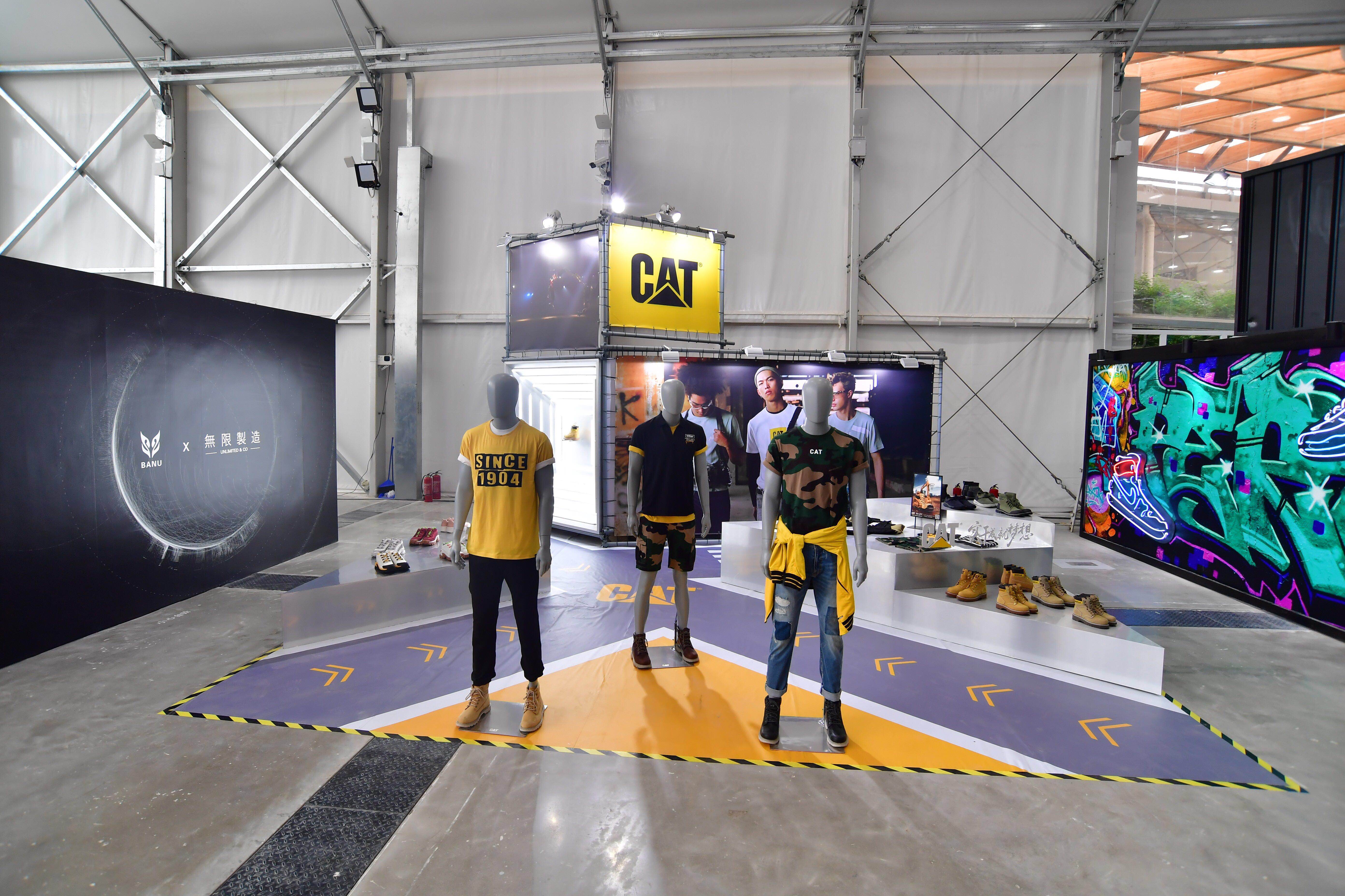 卡特彼勒黑色挖掘机,卡特彼勒鞋子和挖掘机