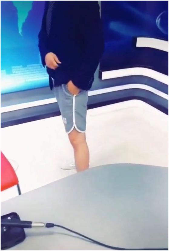 女主持人吃泡面,女主持人穿露锁骨衣服