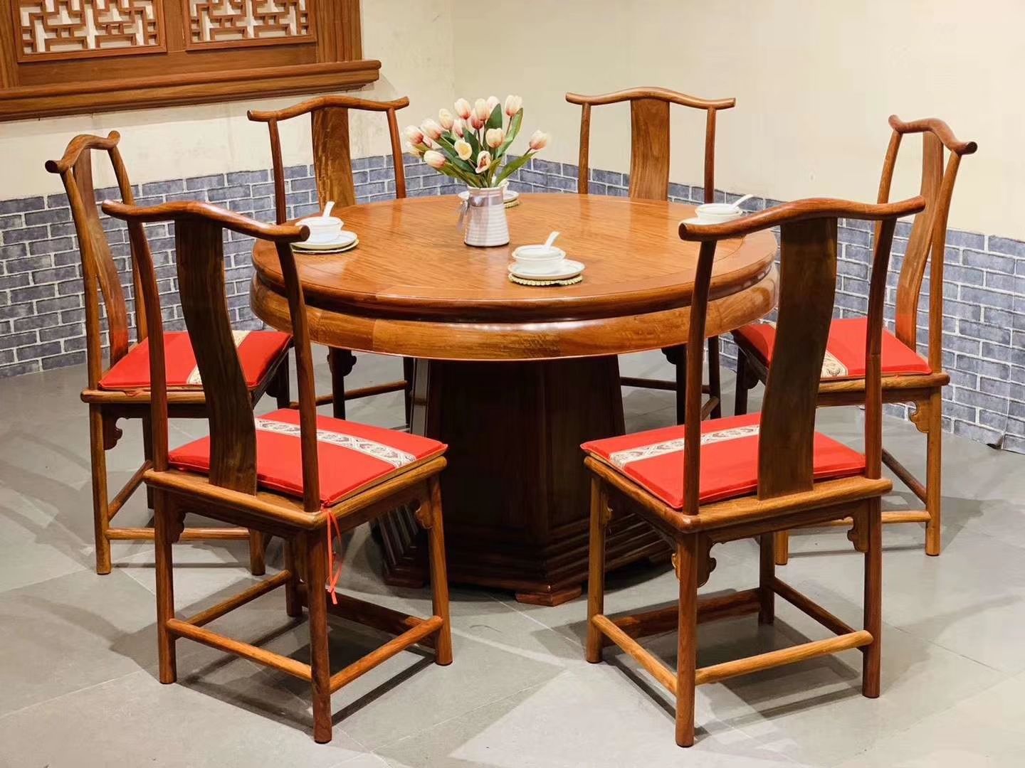 红木家具小圆餐桌怎么样,红木家具餐桌用什么桌布