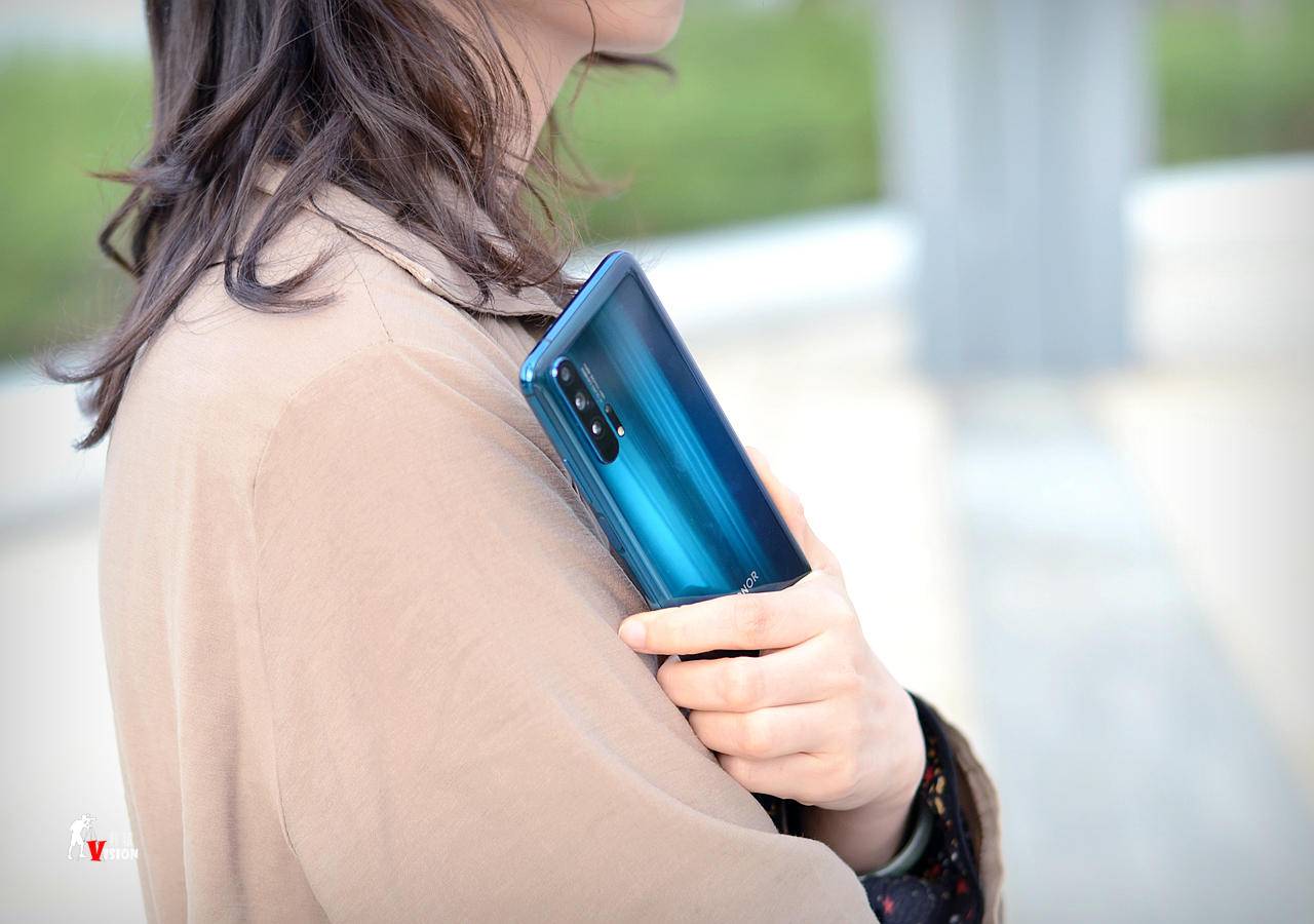 荣耀20pro评测视频,荣耀20与荣耀20pro深度评测