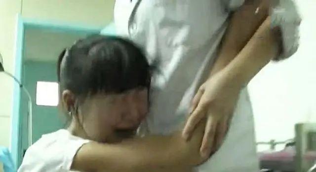 25岁女学生感冒不好，检查结果出来，5个男孩慌忙赶到医院