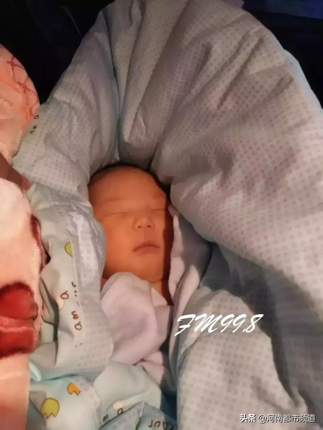 狠心！出生2个月大的婴儿被遗弃在哈尔滨服装城后门！谁是孩子爸妈？监控：一女子拉着拉杆箱，手抱着孩子！