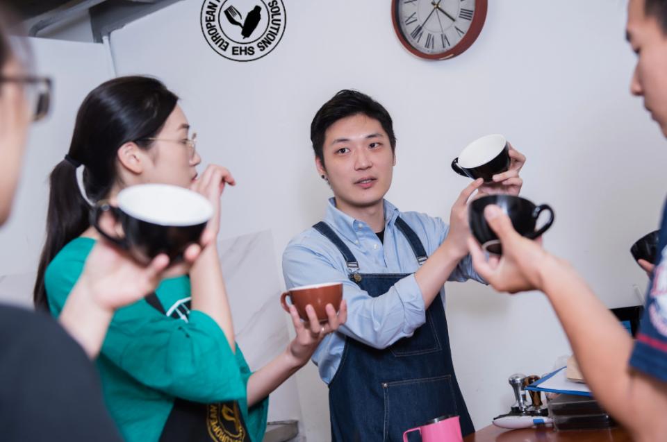 体育西「咖啡研究所」，竟对老广的菠萝啤下手了