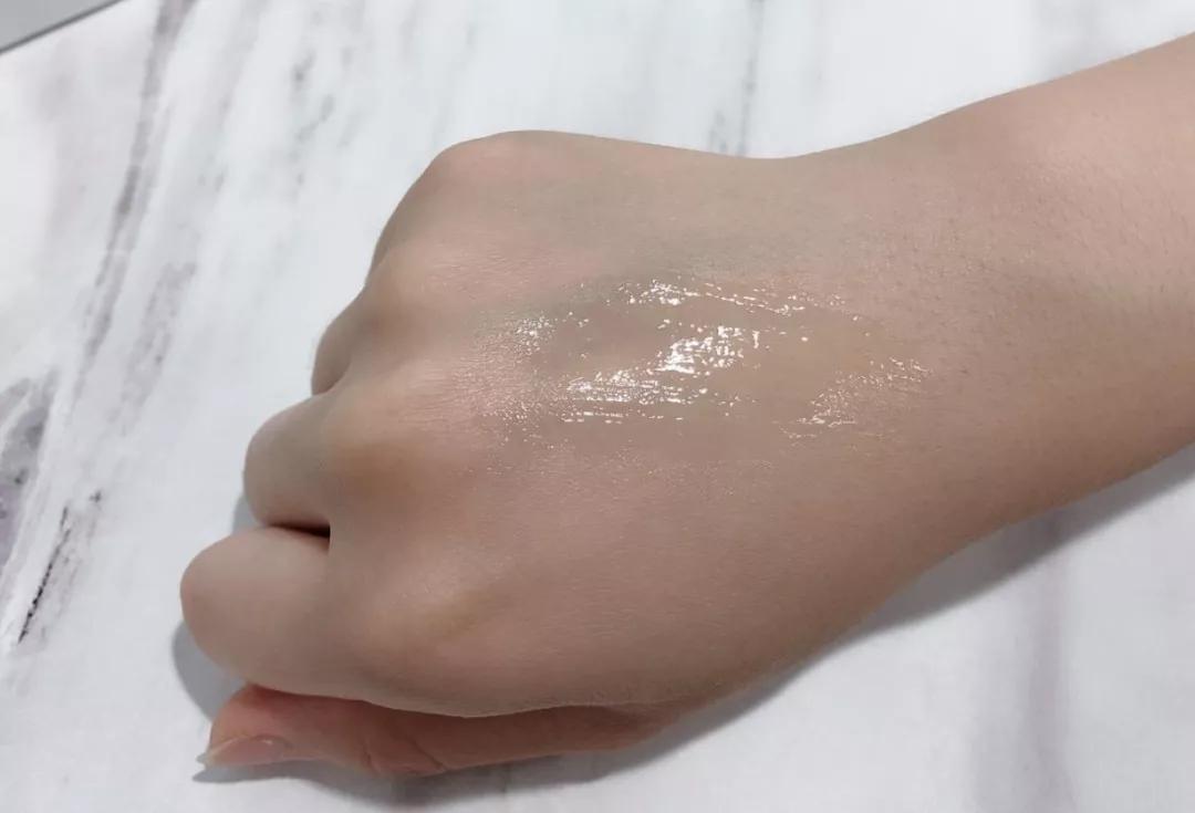 刘诗诗与倪妮再度同框,除了体态外,在脖子上她们也在暗自用力