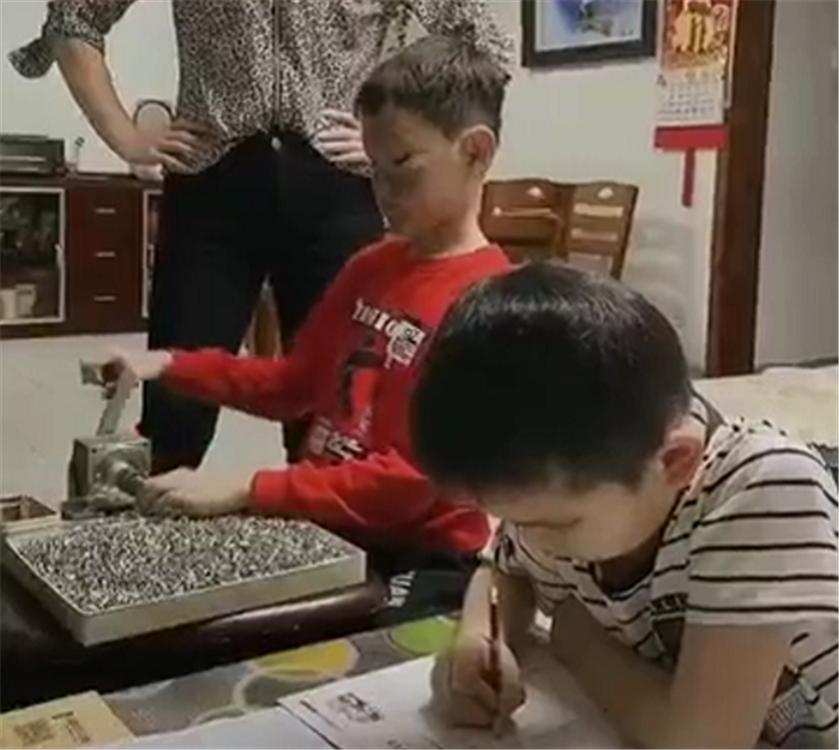 孩子写作业坐不住妈妈一招搞定,三句话搞定不想写作业的孩子