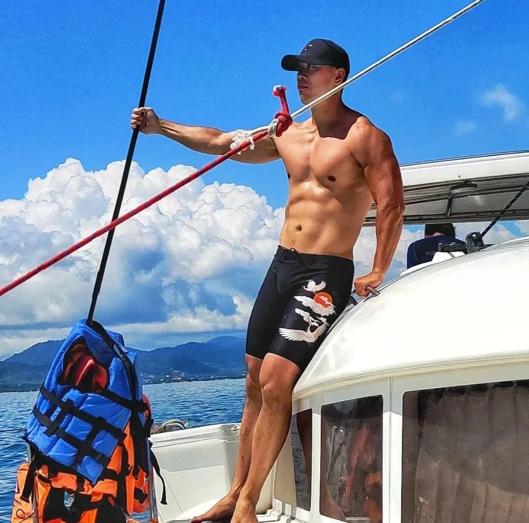 183cm福州翘臀哥走红网络，5个动作，让你男人味十足