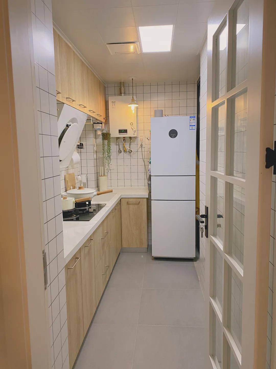 又一独居女孩爆红！买下60m²二手房，仅花4.5W装成全能“大胃王”