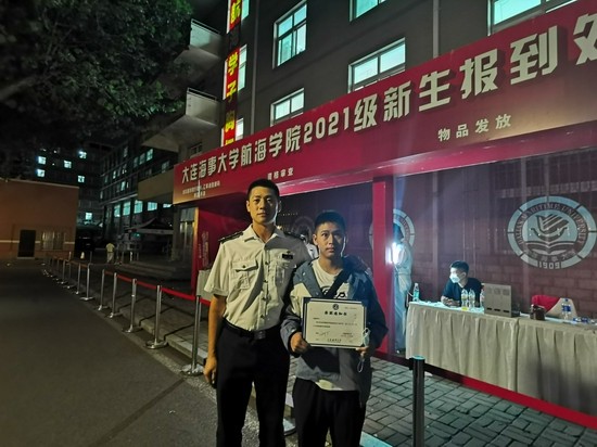 打破“寒门”！低保男孩考入211却没钱上学，暖心学校一张机票感动无数人！