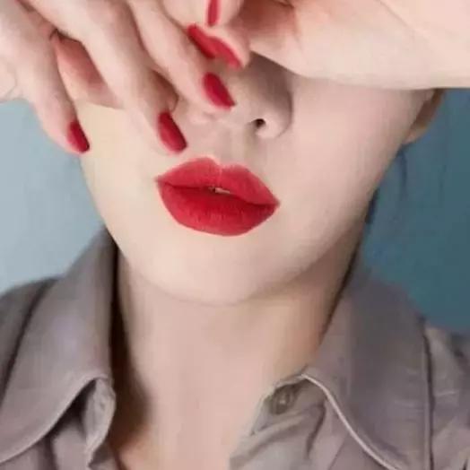 玫红色调的口红推荐,适合夏季的正红色口红