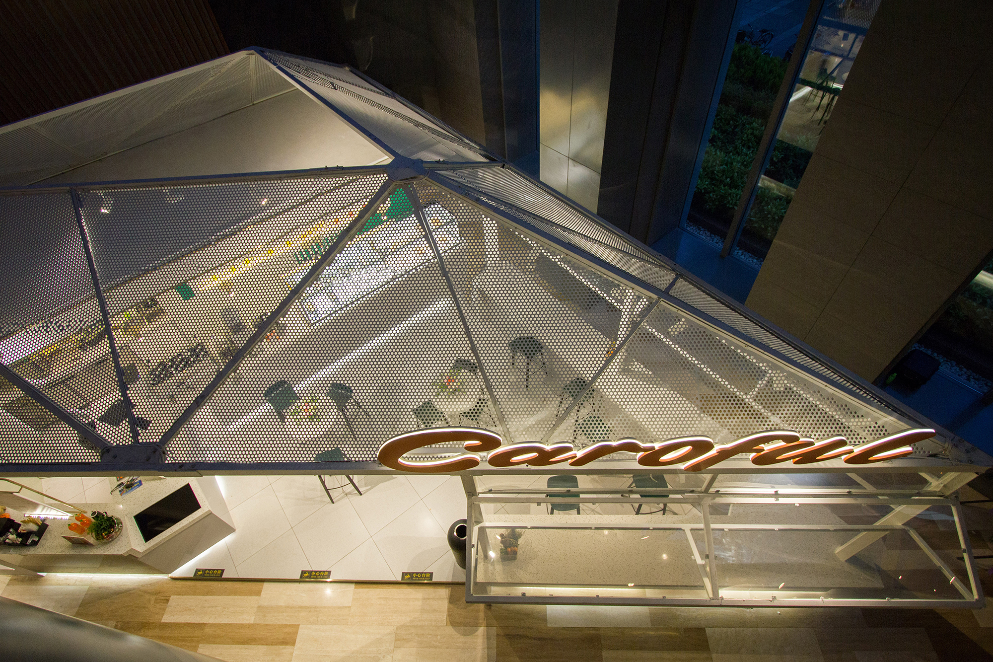 我们在办公大楼里建造了一座通透新鲜的果汁氧吧