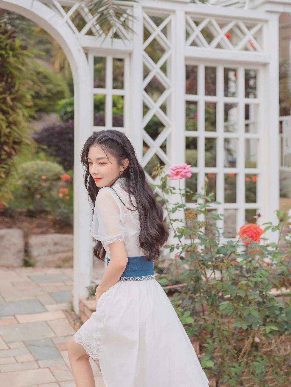 46岁曾黎曼妙身姿,曾黎一字肩鱼尾裙