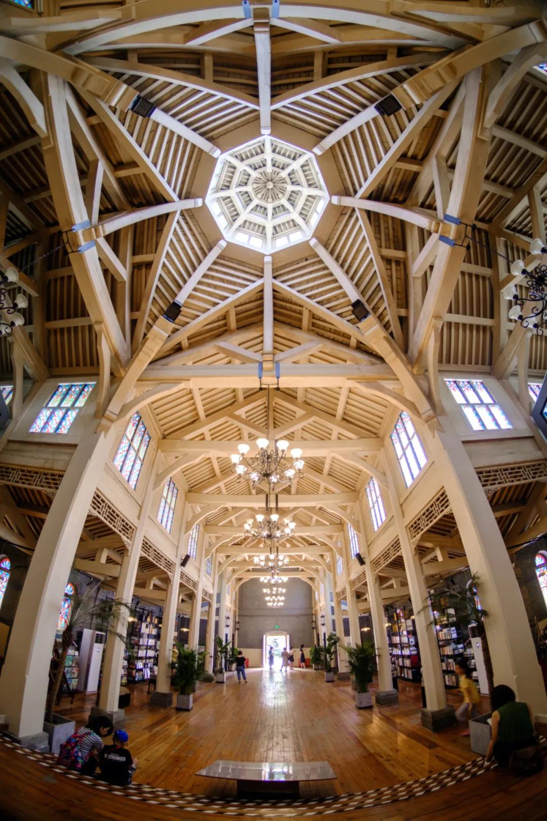 世界读书日让我们重回最美书店,新华书店围绕世界读书日说些什么