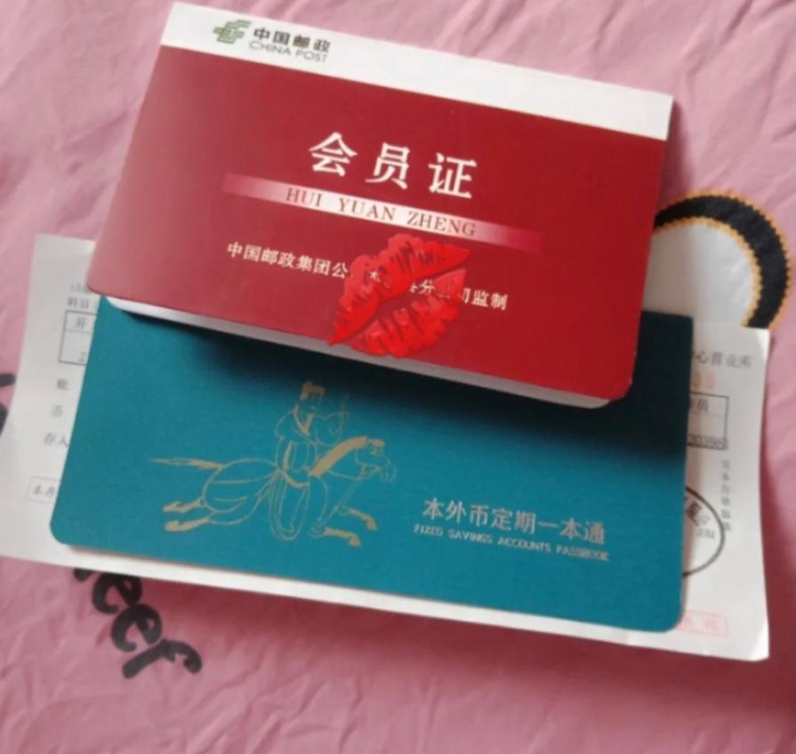 “送邮政小心心”!“00后”“90后”爱上邮储存折!