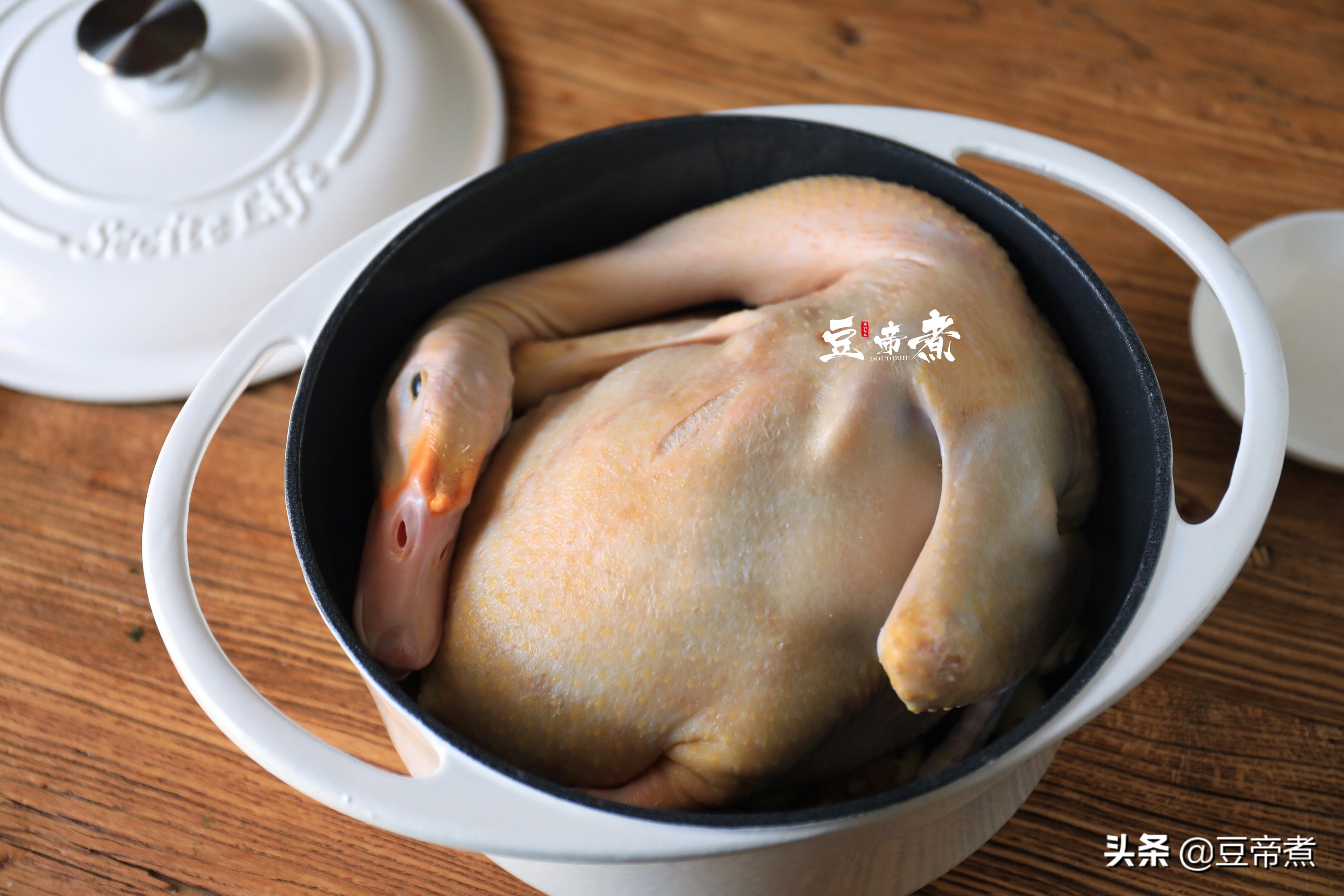 在朋友圈火了，整鸭入锅不用一滴水，鸭肉细嫩好吃，让人垂涎三尺