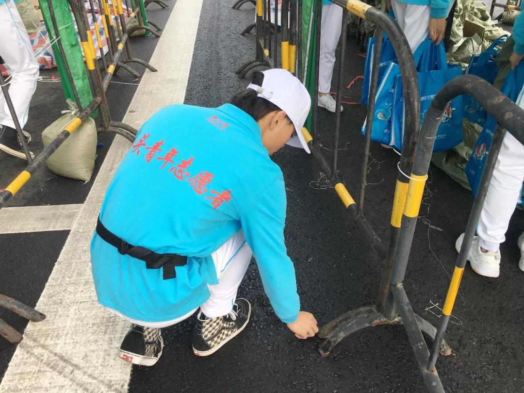 在街头当志愿者,凌晨四点出门当志愿者