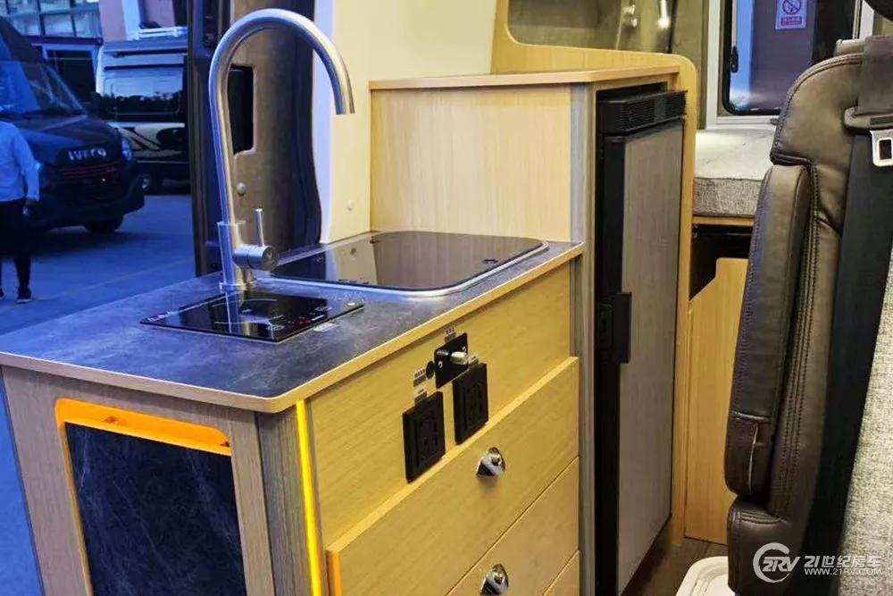 最新款大通v80b型房车,大通原厂2018款rv80b型短轴房车