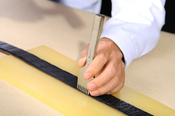 怎么选鳄鱼皮腰带,牛皮腰带好还是鳄鱼皮腰带好